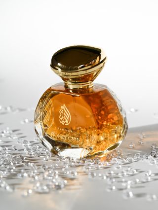 Zrodená z medu, oblečená do elegancie. * jemná * zvodná * nezabudnuteľná Zlatý dotyk nežnosti. 🌐 www.namirahparfemy.sk